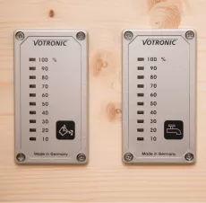 Zwei Anzeigen an der Wand für Frischwasser und Schmutzwasser von Votronic