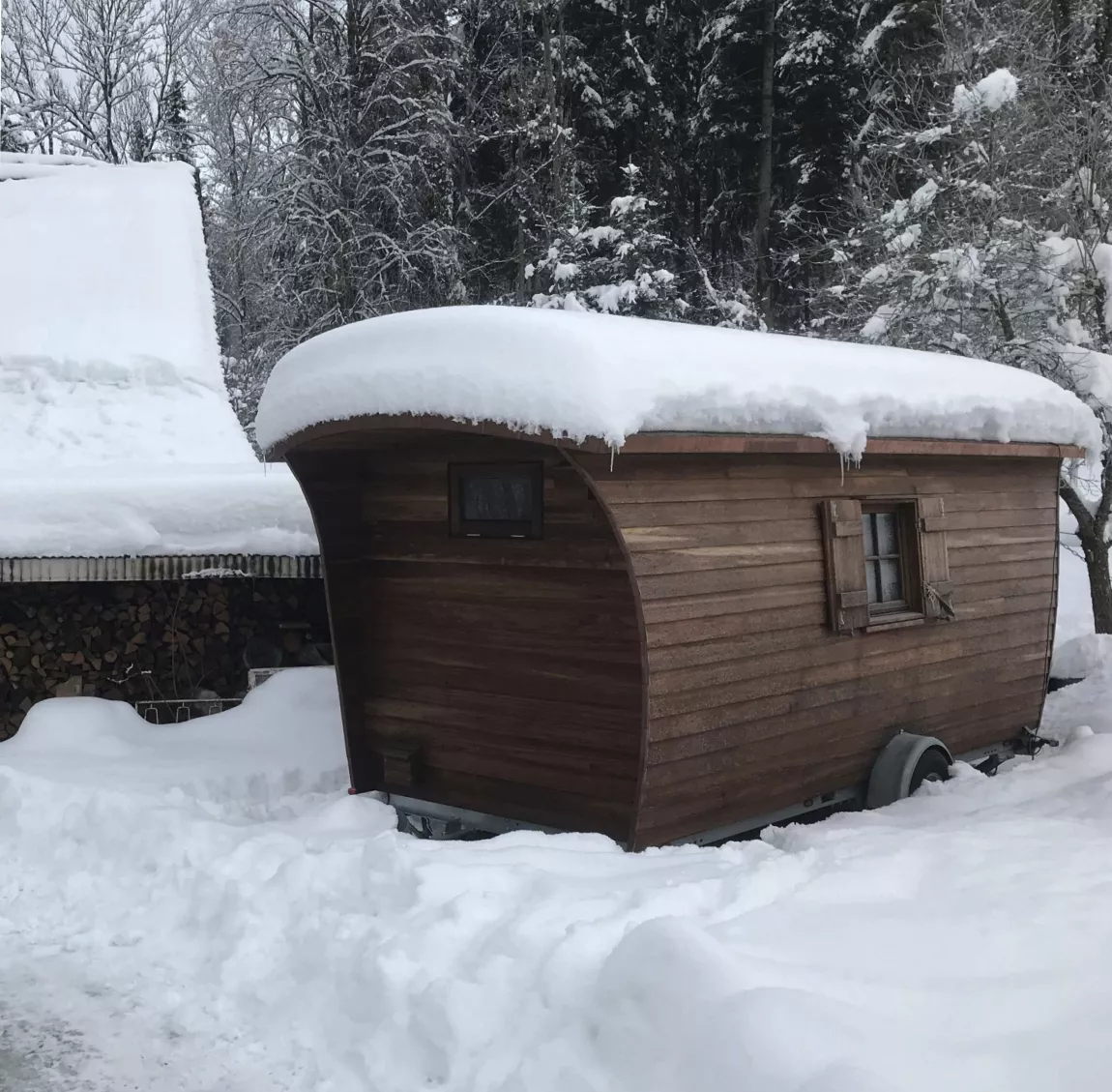 Stabiles Tannhäuschen im Schnee mit Fokus auf die Statik und Schneebelastung auf dem Dach