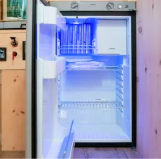 Montierter Kühlschrank geöffnet mit Kühl- und Gefrierfach